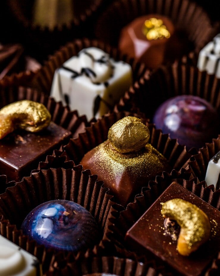 Close-up vista de chocolate praliné em uma caixa