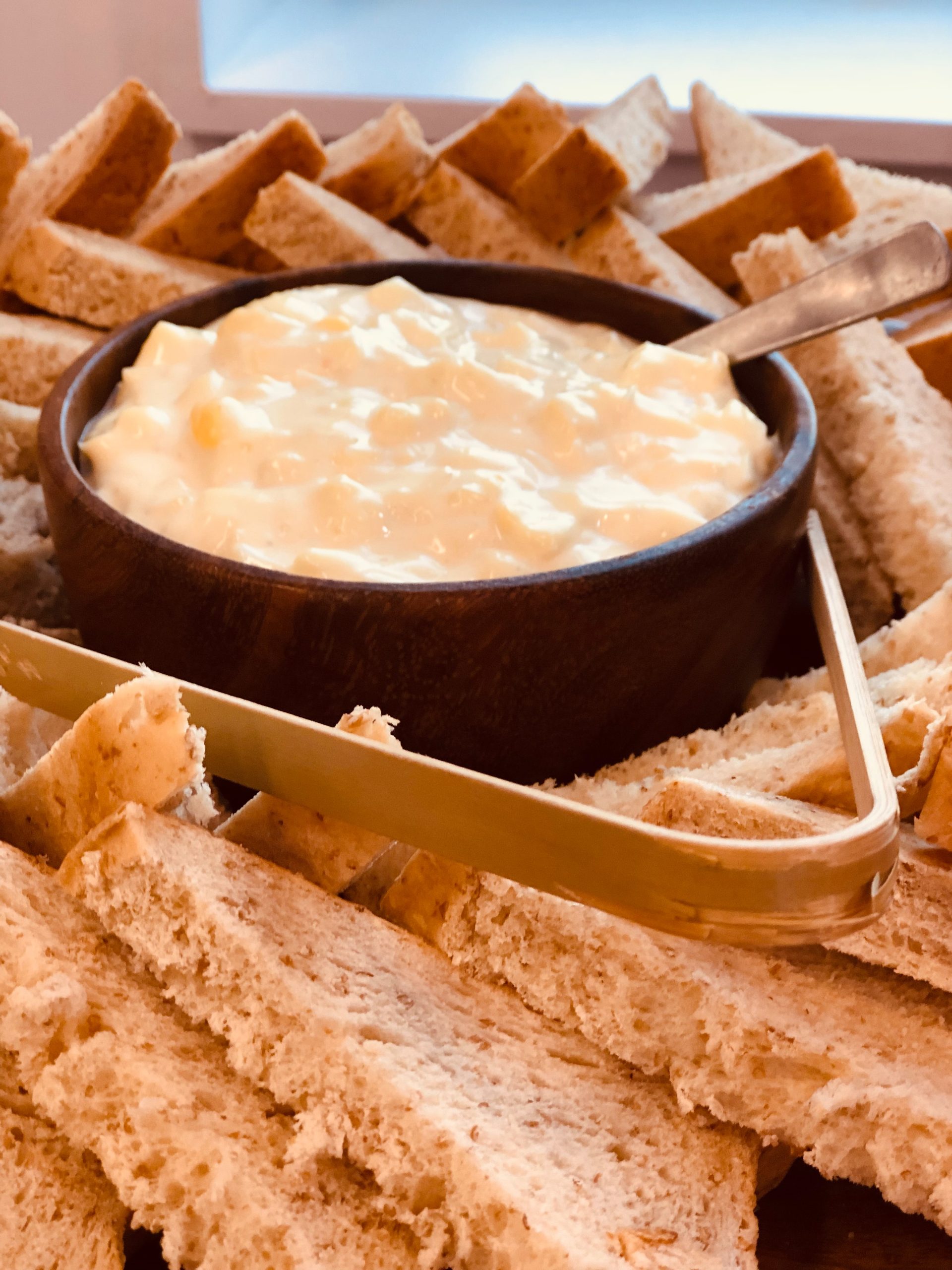 fondue de queijo com pães de acompanhamento