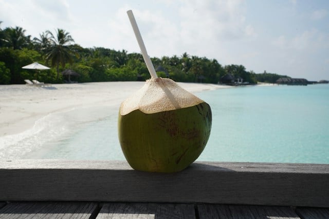 fruta do coco na mesa de madeira marrom