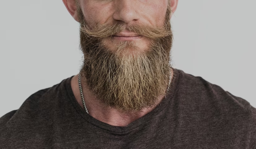 Homem com barba e bigode loiros