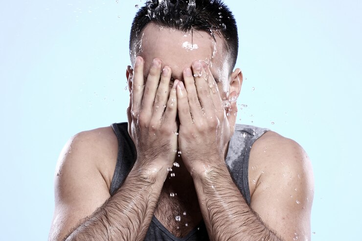 Homem lavando o rosto
