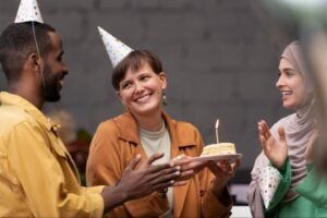 Jovens comemorando aniversário com um bolo