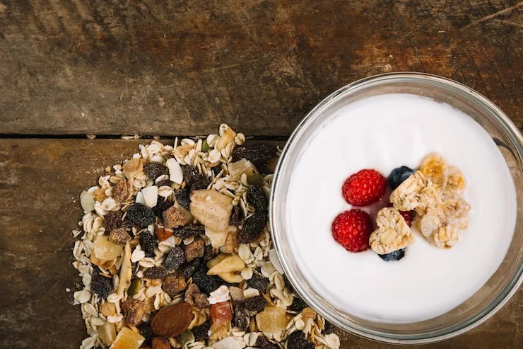 Tigela de iogurte com granola, frutas e cereais