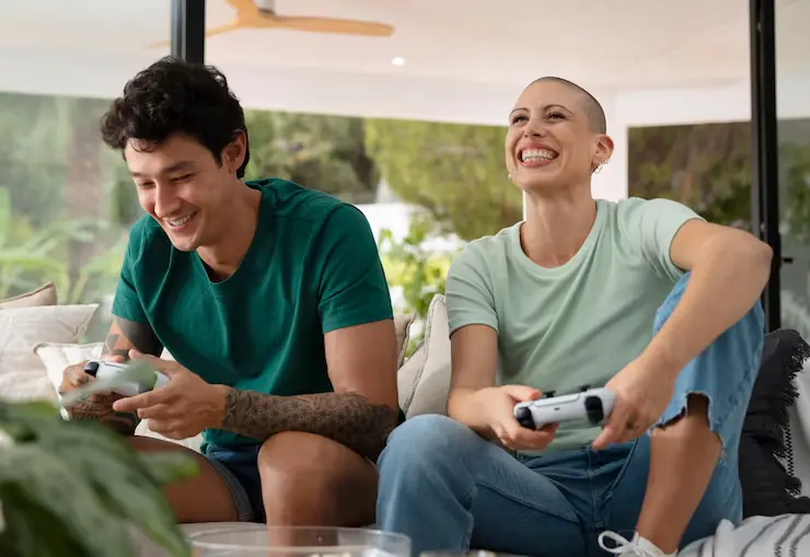 Dois amigos rindo e jogando videogame juntos