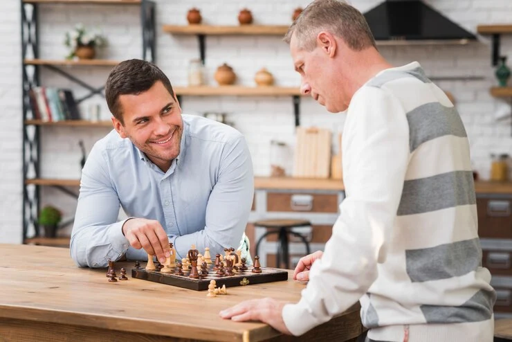 Pai e filho jogando xadrez