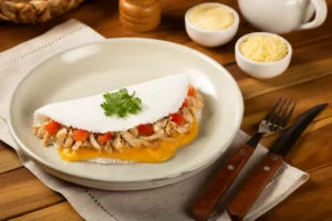 Lanches saudáveis: Tapioca com recheio de queijo, frango desfiado e tomate