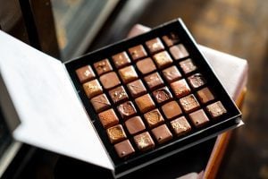 caixa de chocolates sobre mesa
