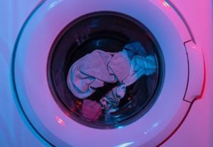 máquina de lavar com roupas sendo lavadas