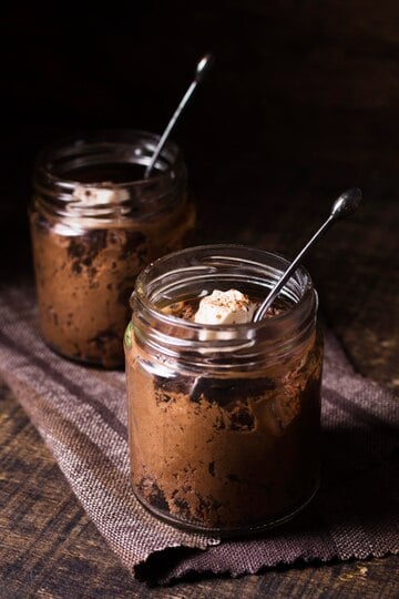 mousse de chocolate close up pronto para ser servido