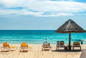 cinco cadeiras de praia a beira mar